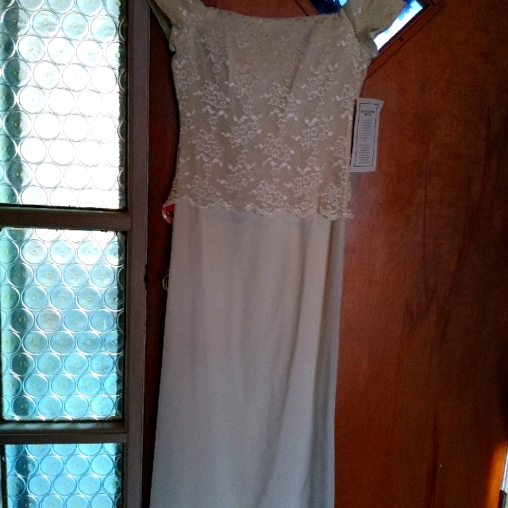 Beautiful beige cream evening gown NWT Size 6